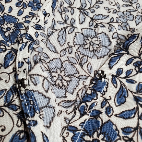 Splendid Blue and White Floral Women's Shorts - Picture 12 of 16